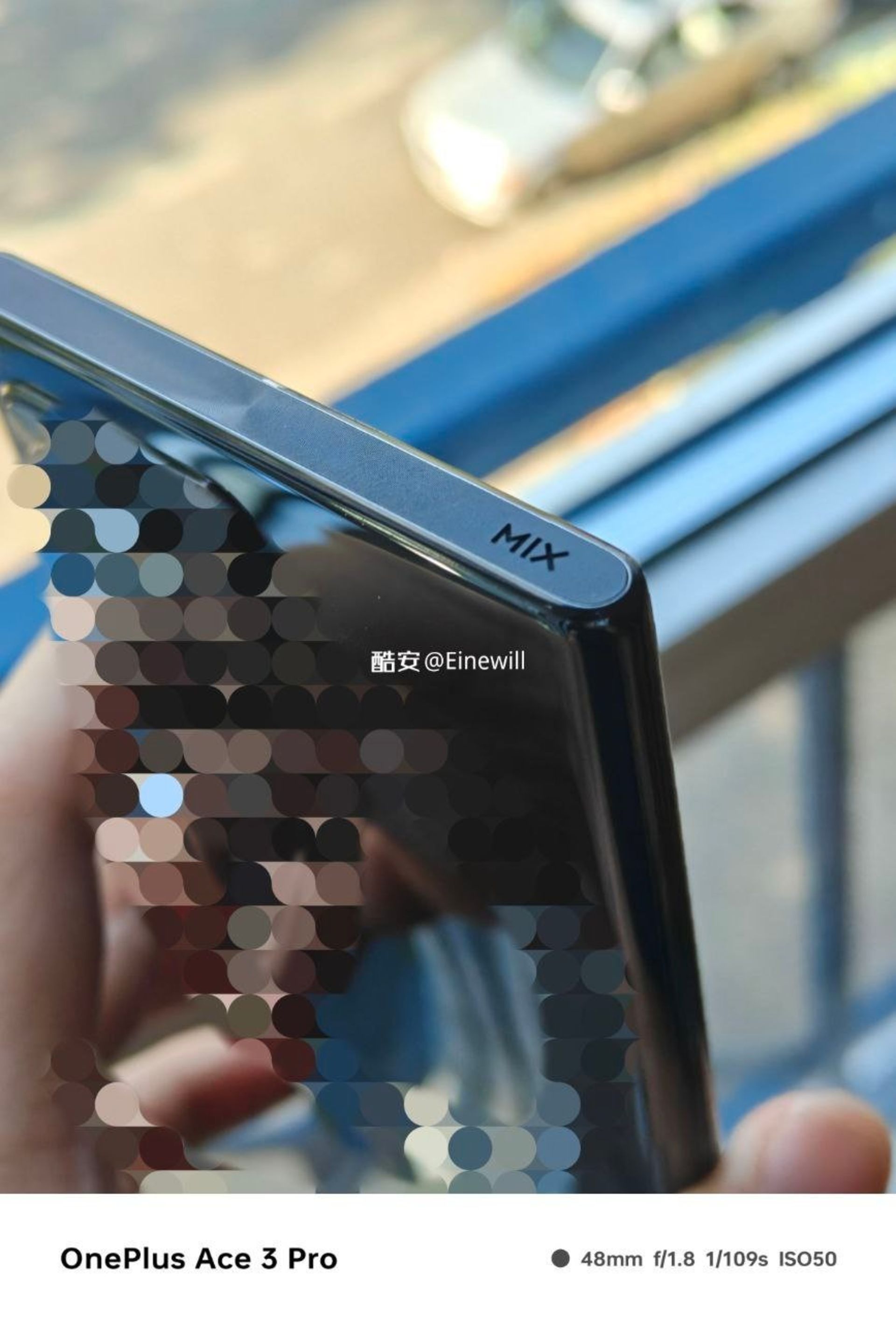 The bottom frame of the Xiaomi Wangshu smartphone in the hands of a user