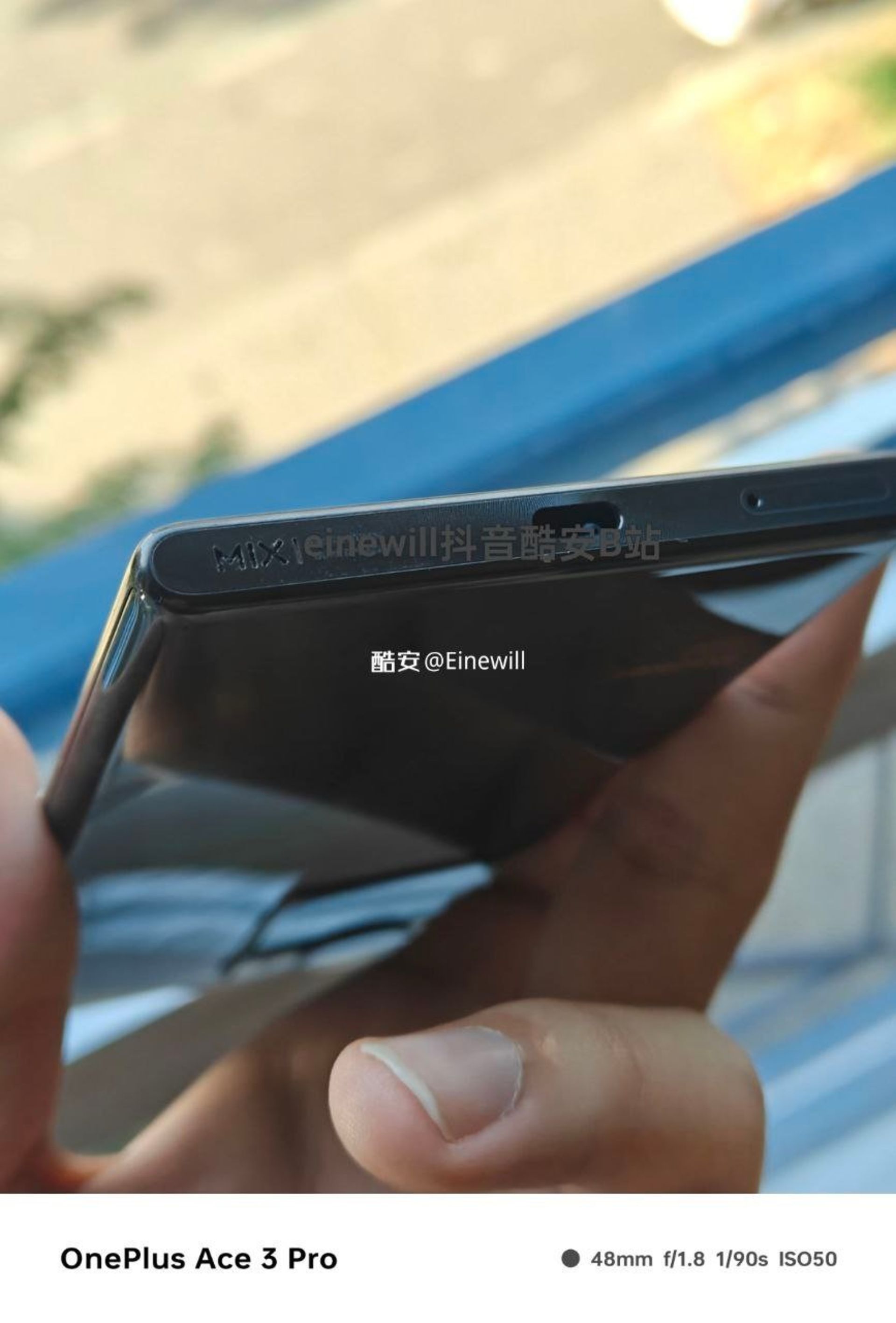 The bottom frame of the Xiaomi Wangshu smartphone in the hands of a user