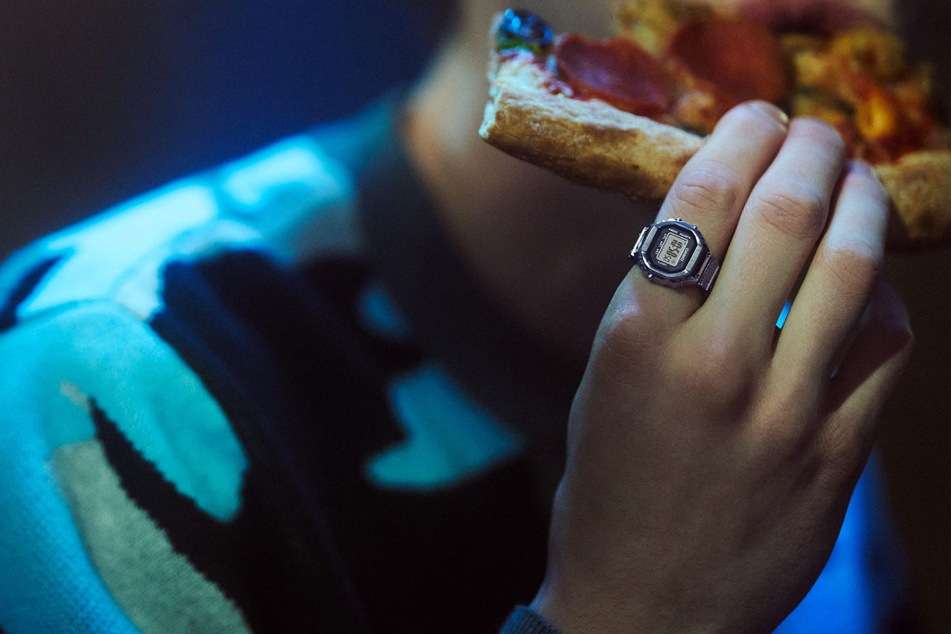 Casio CRW-001-1JR ring in the hand of a person eating pizza